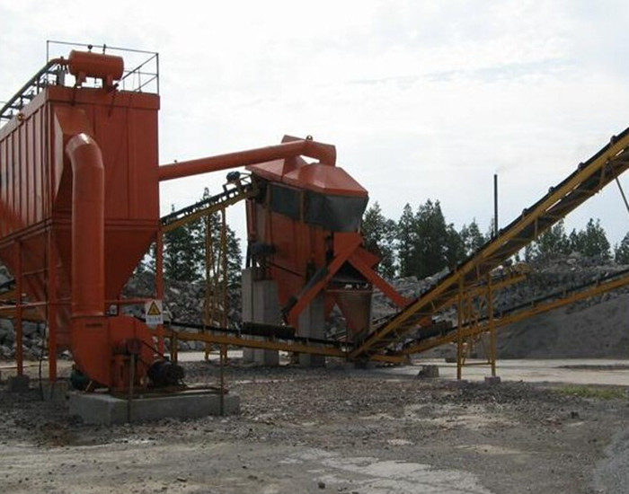 我公司為山西某礦業(yè)有限公司設計、制作、安裝的<strong>布袋除塵器</strong>